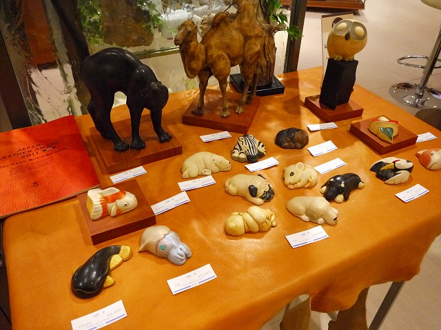 西宮阪急で河野甲氏の作品が見れた。革の立体成型人形ではピカイチです