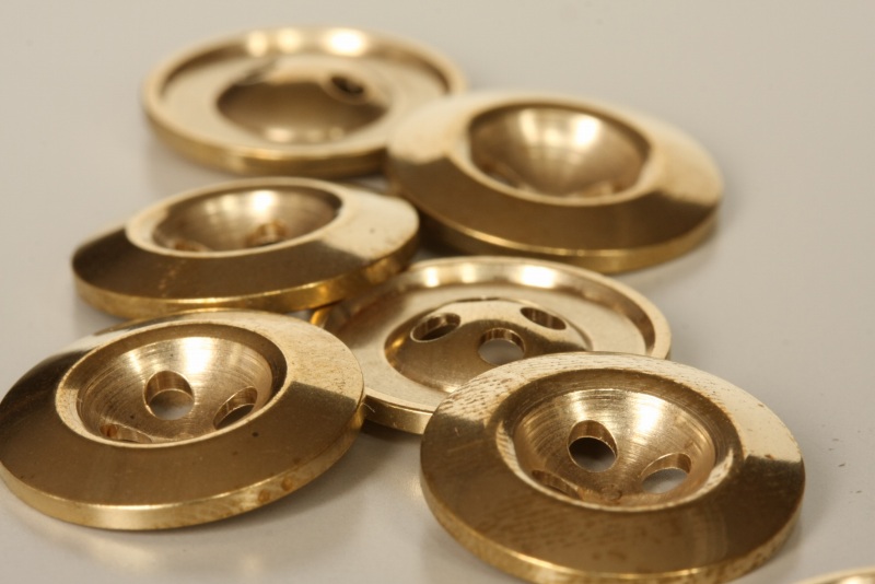 新作オリジナル金具完成しました。真鍮削りだしのボタンです。: レザー